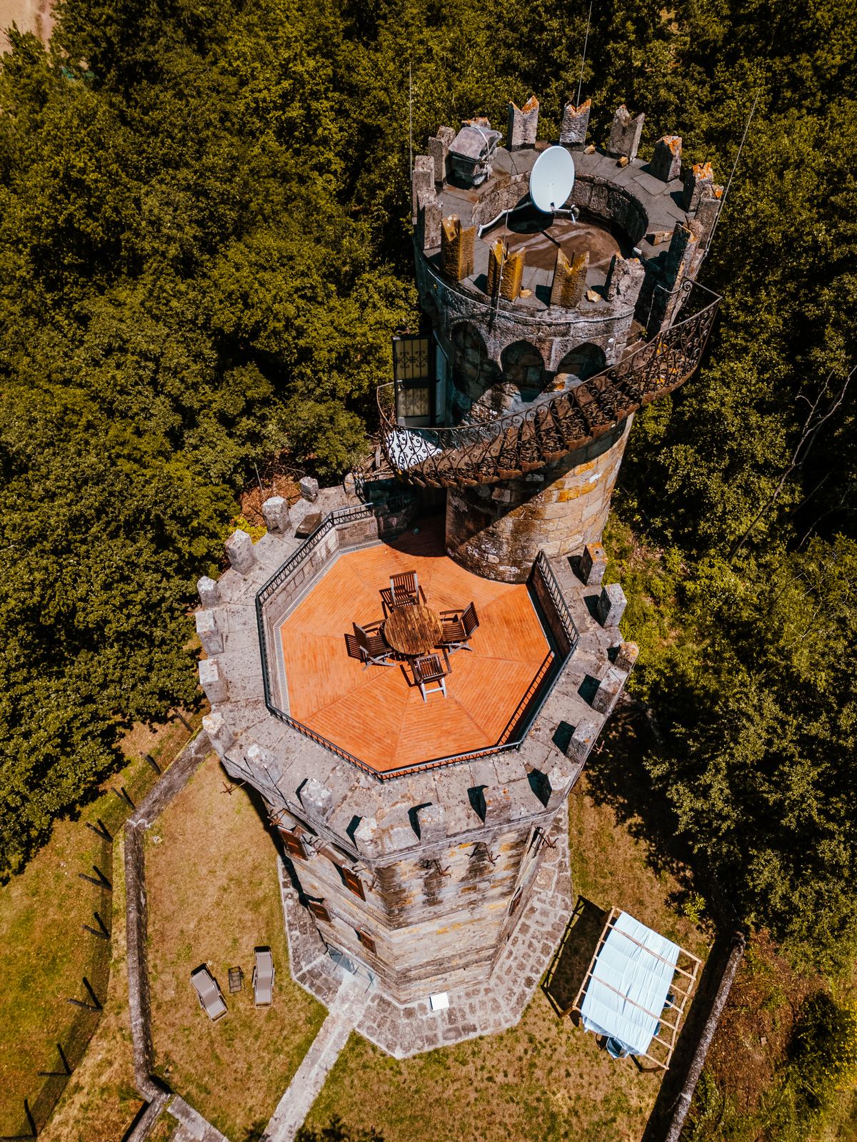 Terrazza ottagonale con tavolo