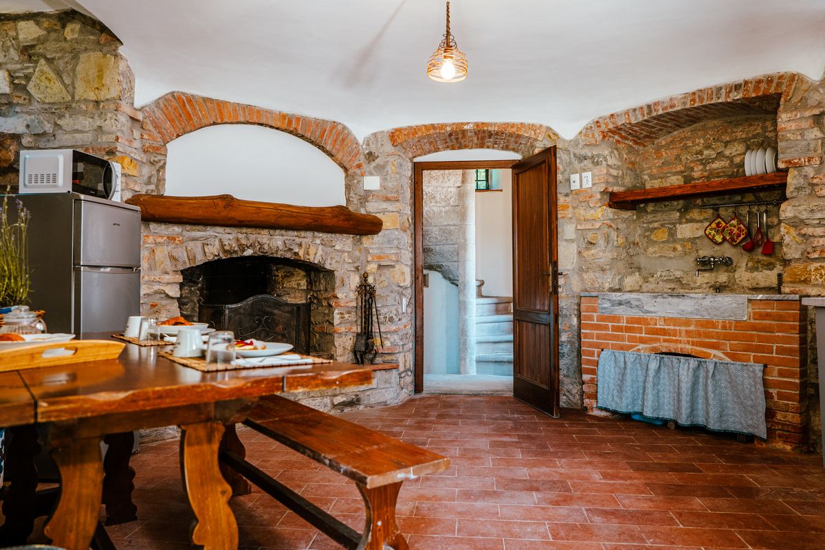 Cucina rustica con camino in pietra